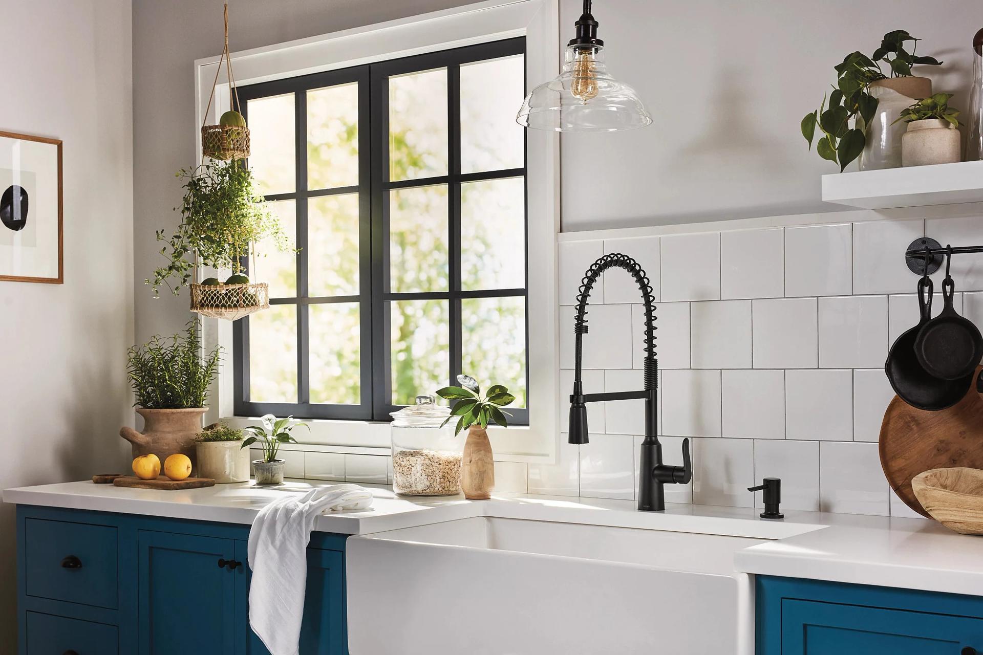 MOEN Edwyn 87807BL Single Handle Deck-mount Pull-down Kitchen Faucet in Matte Black (Soap Dispenser Included)