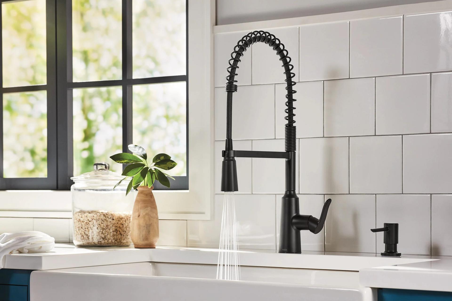 MOEN Edwyn 87807BL Single Handle Deck-mount Pull-down Kitchen Faucet in Matte Black (Soap Dispenser Included)