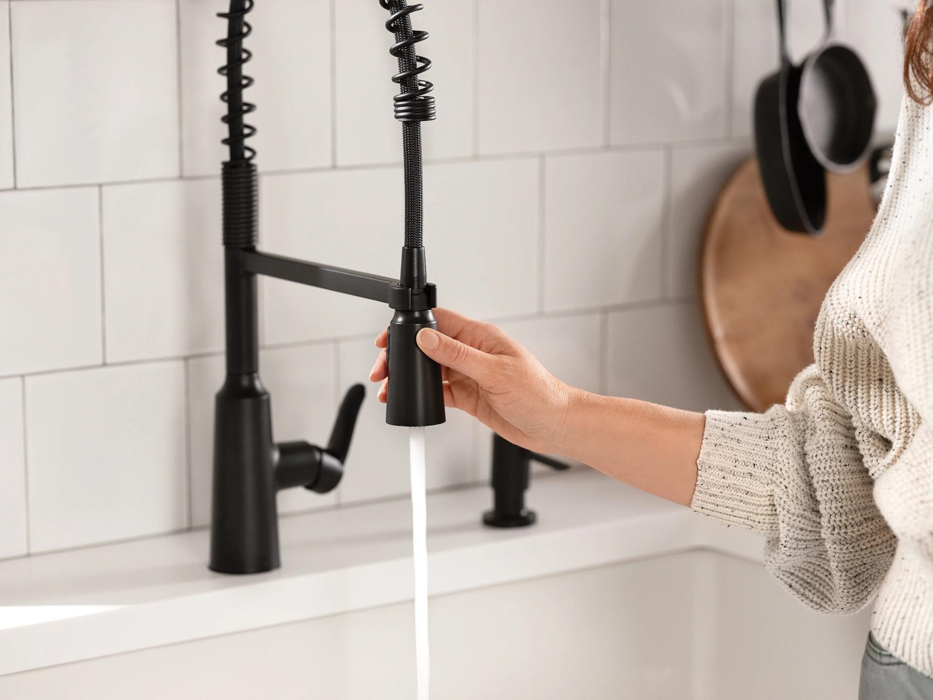 MOEN Edwyn 87807BL Single Handle Deck-mount Pull-down Kitchen Faucet in Matte Black (Soap Dispenser Included)