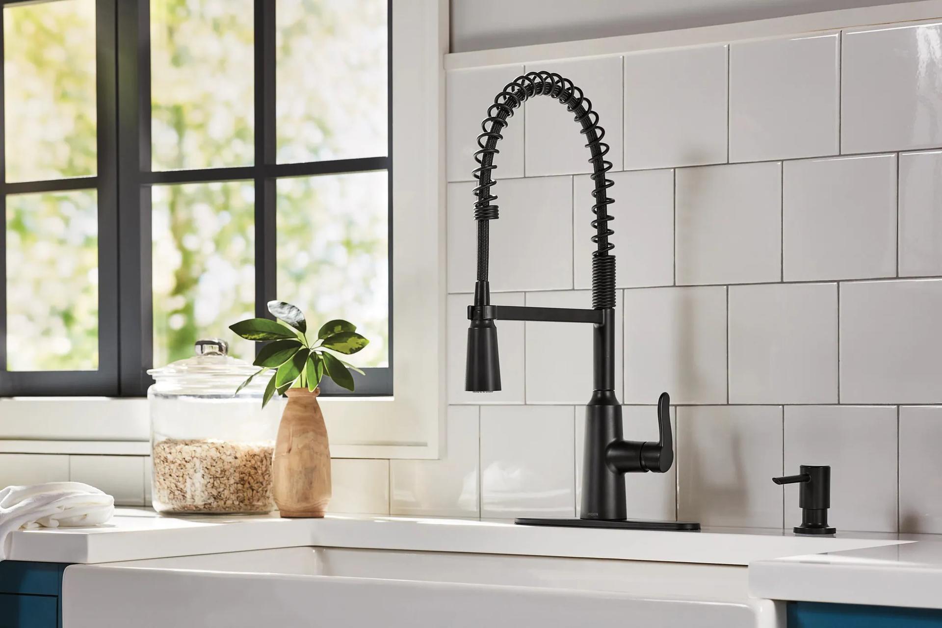 MOEN Edwyn 87807BL Single Handle Deck-mount Pull-down Kitchen Faucet in Matte Black (Soap Dispenser Included)