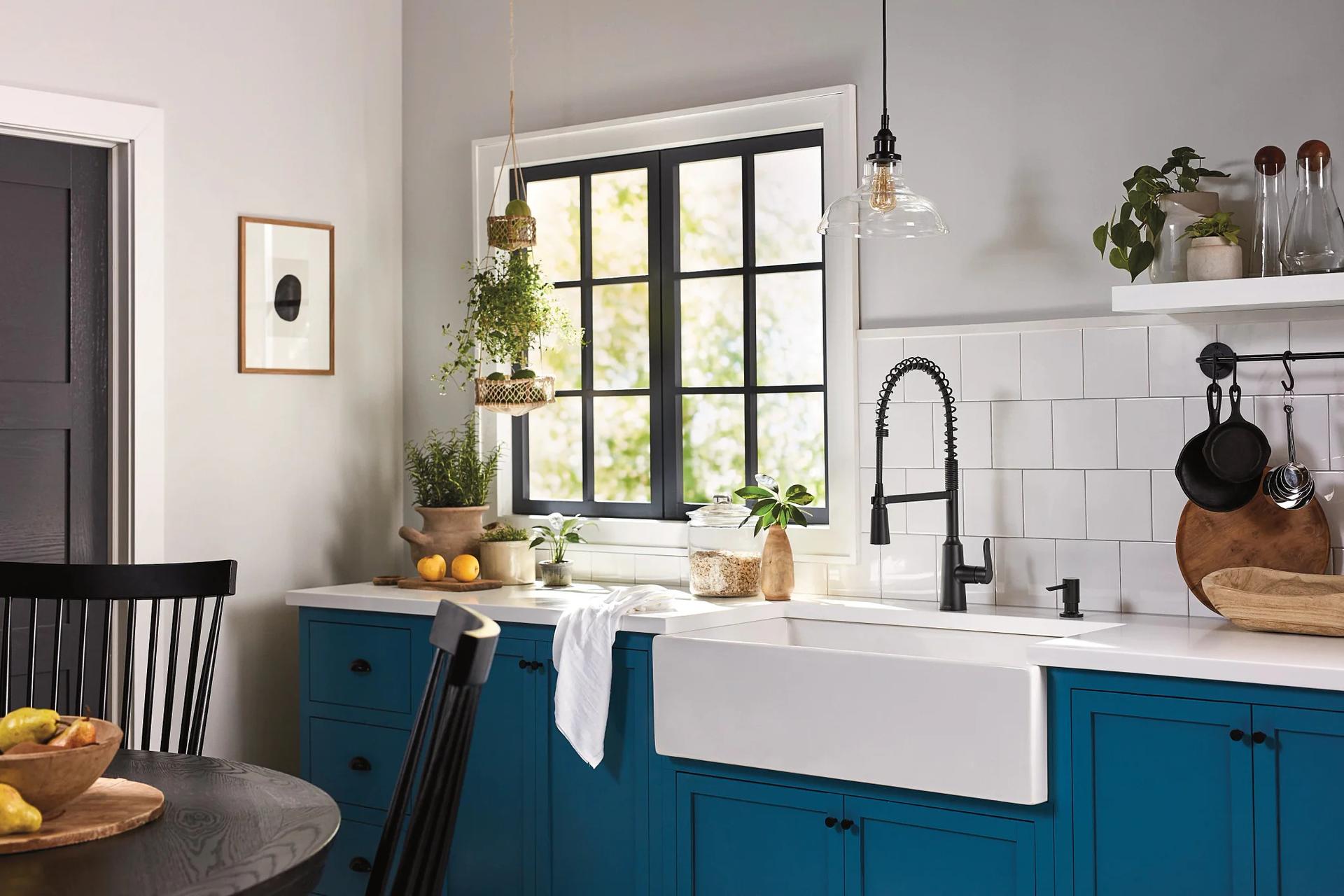 MOEN Edwyn 87807BL Single Handle Deck-mount Pull-down Kitchen Faucet in Matte Black (Soap Dispenser Included)