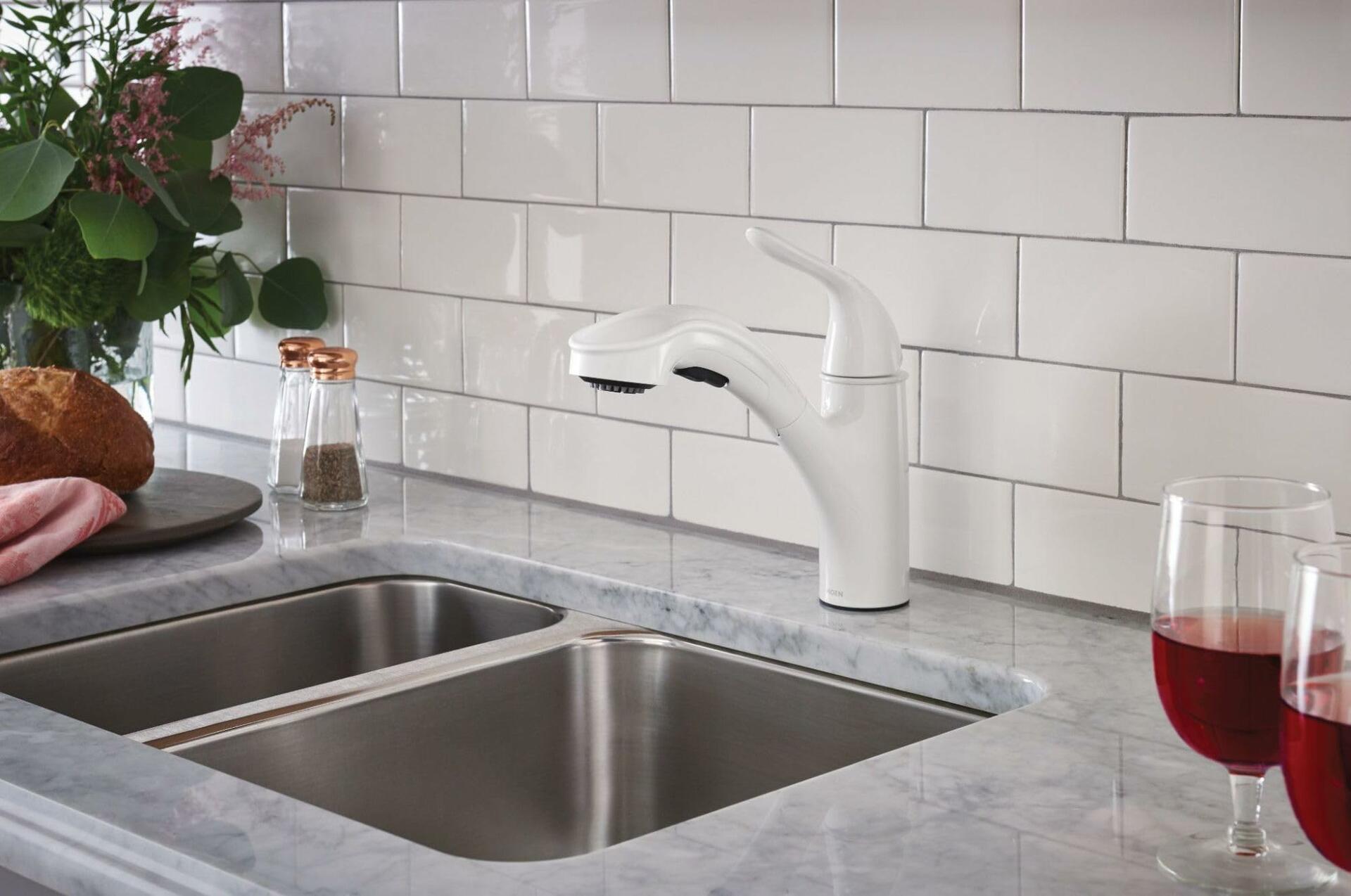 MOEN Brecklyn 87557W Single-Handle Pull-Out Sprayer Kitchen Faucet with Power Clean in White