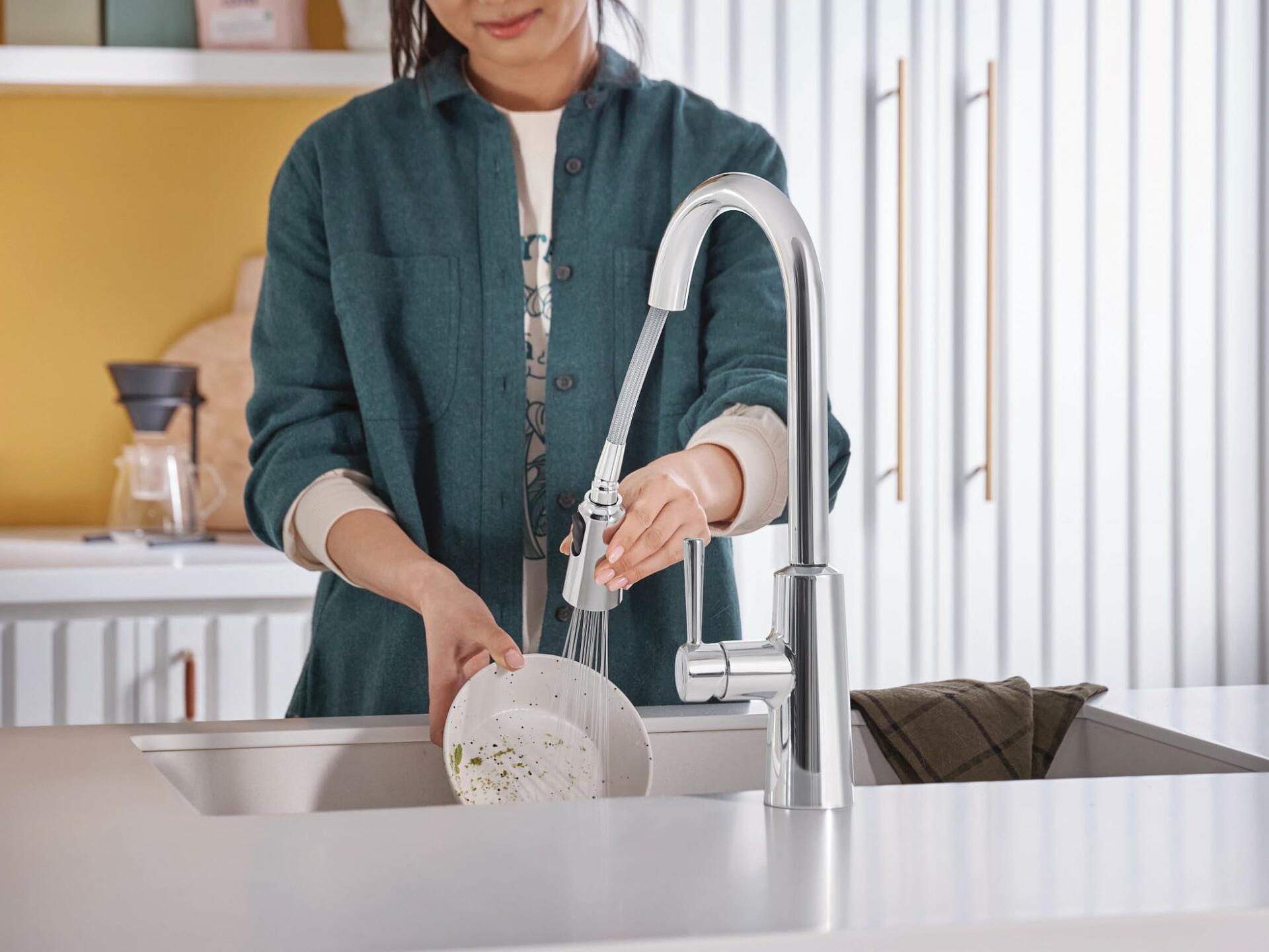 MOEN Riley 7402EW Touchless Single Handle Pull-Down Sprayer Kitchen Faucet in Chrome