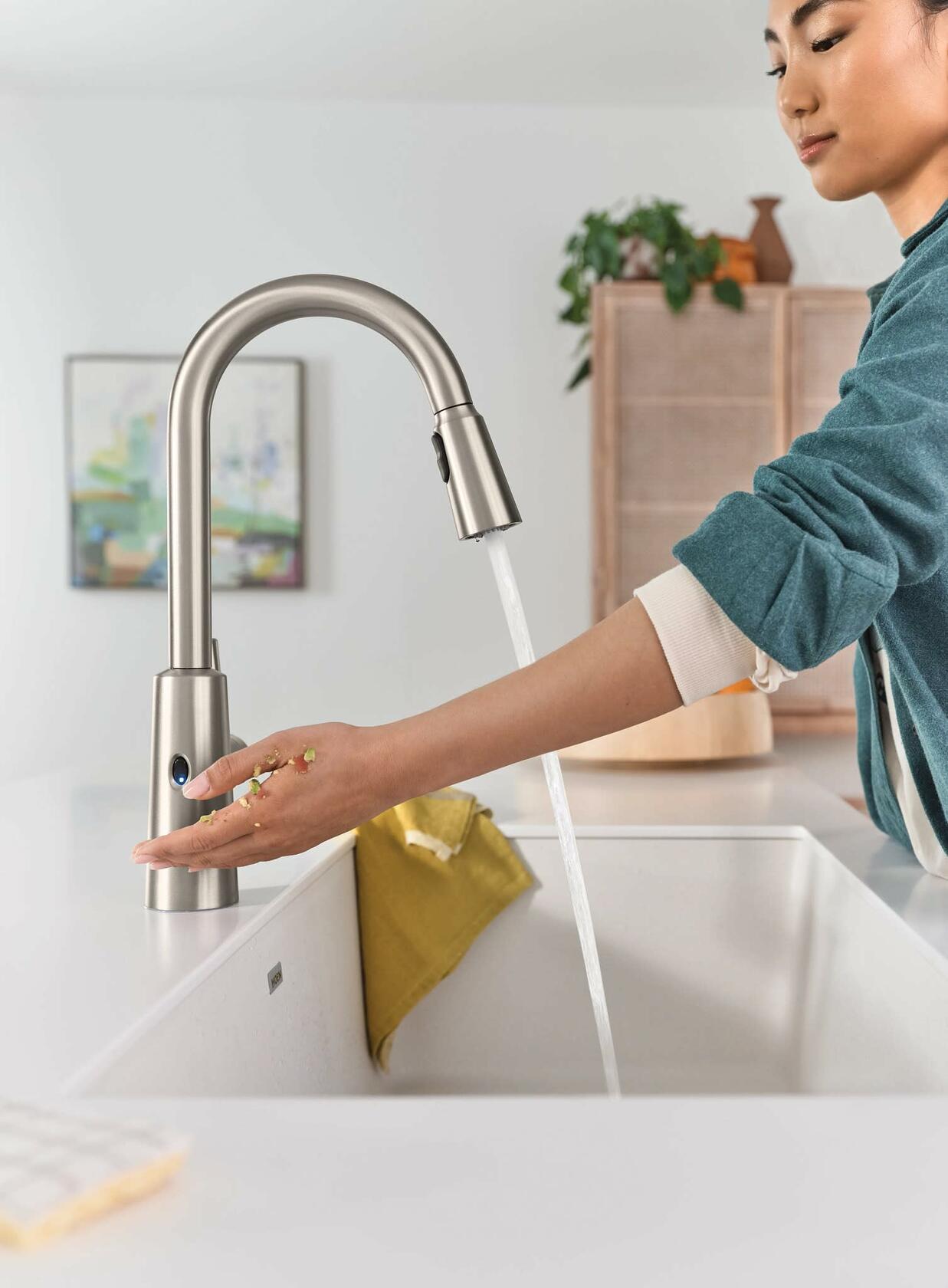 MOEN Riley Touchless 7402EWSRS One-Handle Pull-Down Sprayer Kitchen Faucet in Spot Resist Stainless - Like New
