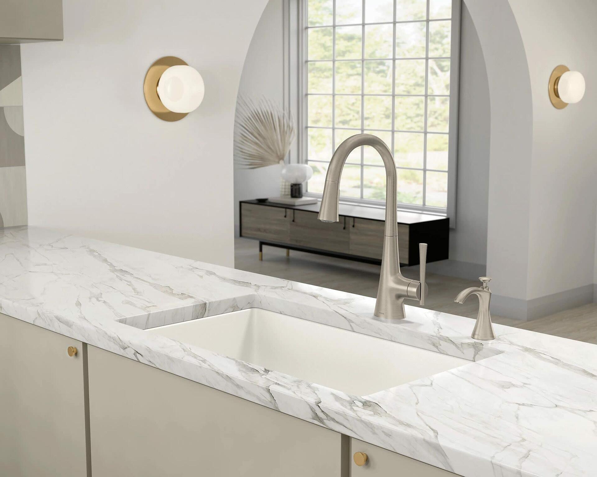 MOEN Kurv 9126SRS One-Handle Pulldown Kitchen Faucet in Spot Resist Stainless - Like New