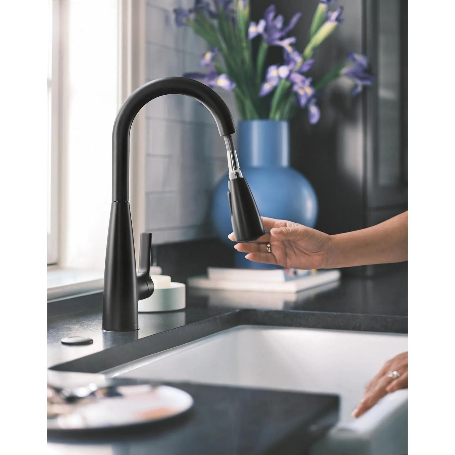 MOEN Haelyn 87627BL Single-Handle Pull-Down Sprayer Kitchen Faucet with 360 Degree Spout Swivel in Matte Black
