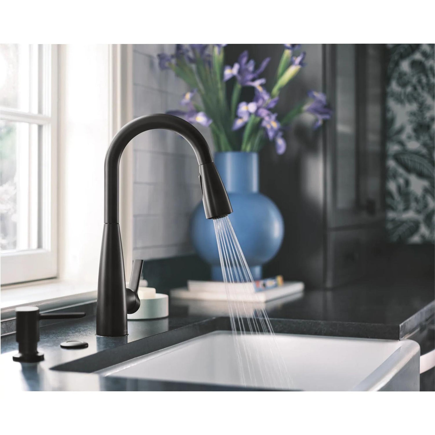 MOEN Haelyn 87627BL Single-Handle Pull-Down Sprayer Kitchen Faucet with 360 Degree Spout Swivel in Matte Black