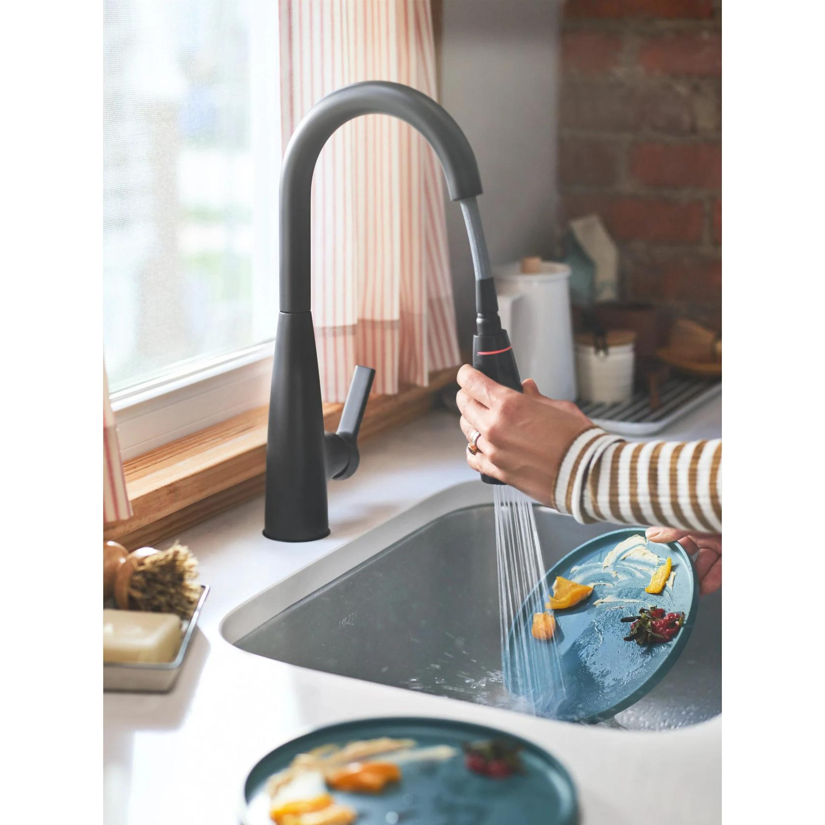 MOEN Haelyn 87627EIBL Pull Down Sprayer Kitchen Faucet ColorCue with 360 Degree Spout Swivel and Power Boost in Matte Black