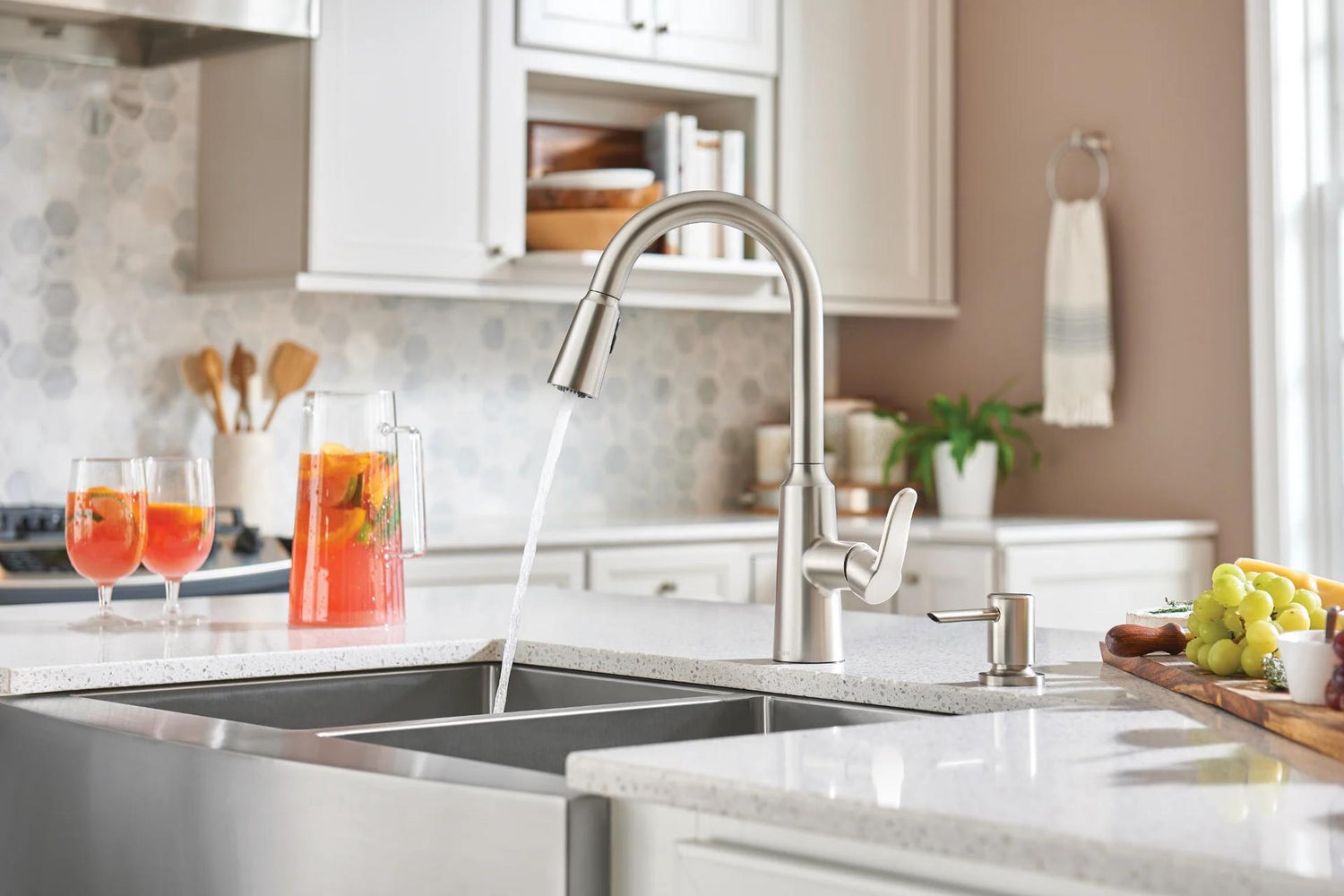 MOEN Edwyn 87028SRS Single Handle Deck-mount Pull-down Kitchen Faucet with Sprayer in Spot Resist Stainless