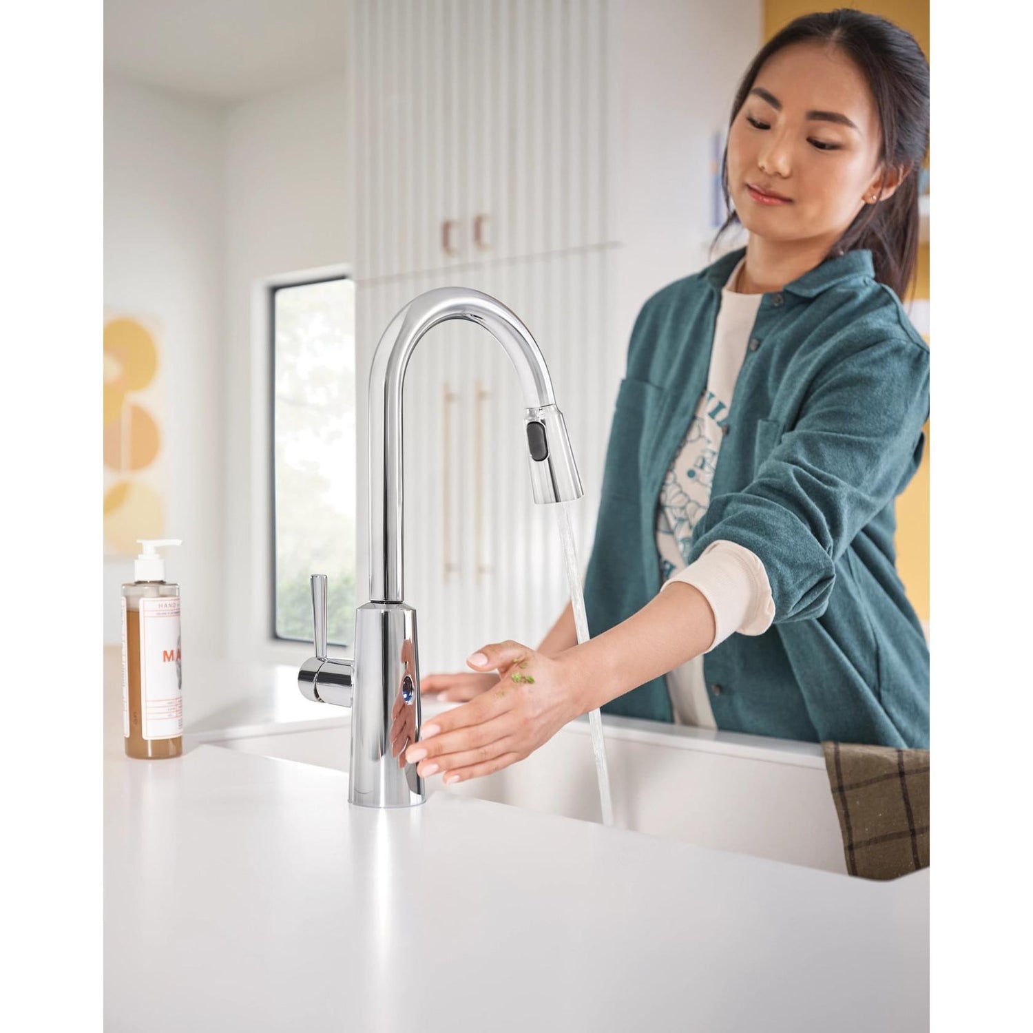 MOEN Riley 7402EW Touchless Single Handle Pull-Down Sprayer Kitchen Faucet in Chrome - Like New