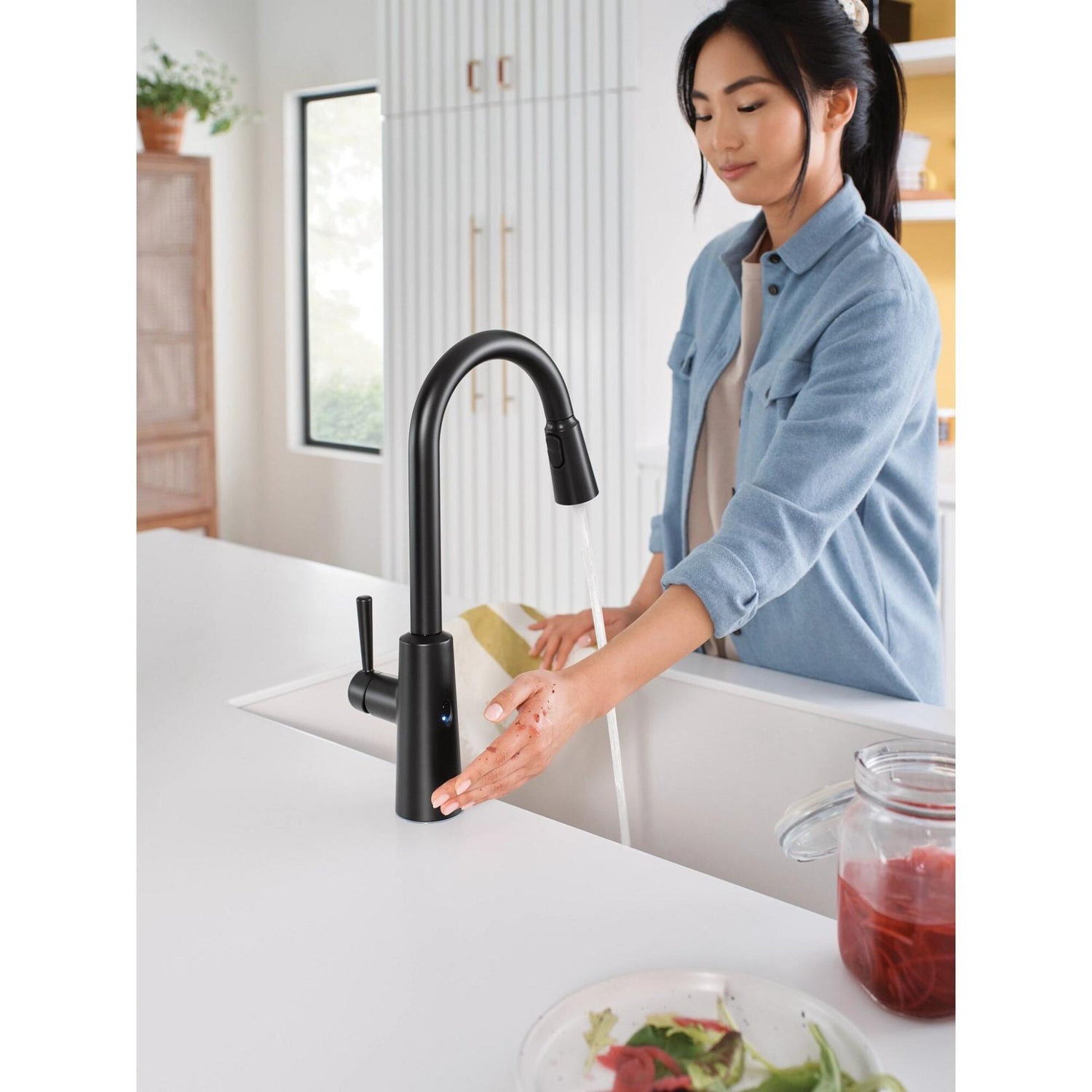 MOEN Riley 7402EWBL Touchless Single Handle Pull-Down Sprayer Kitchen Faucet in Matte Black