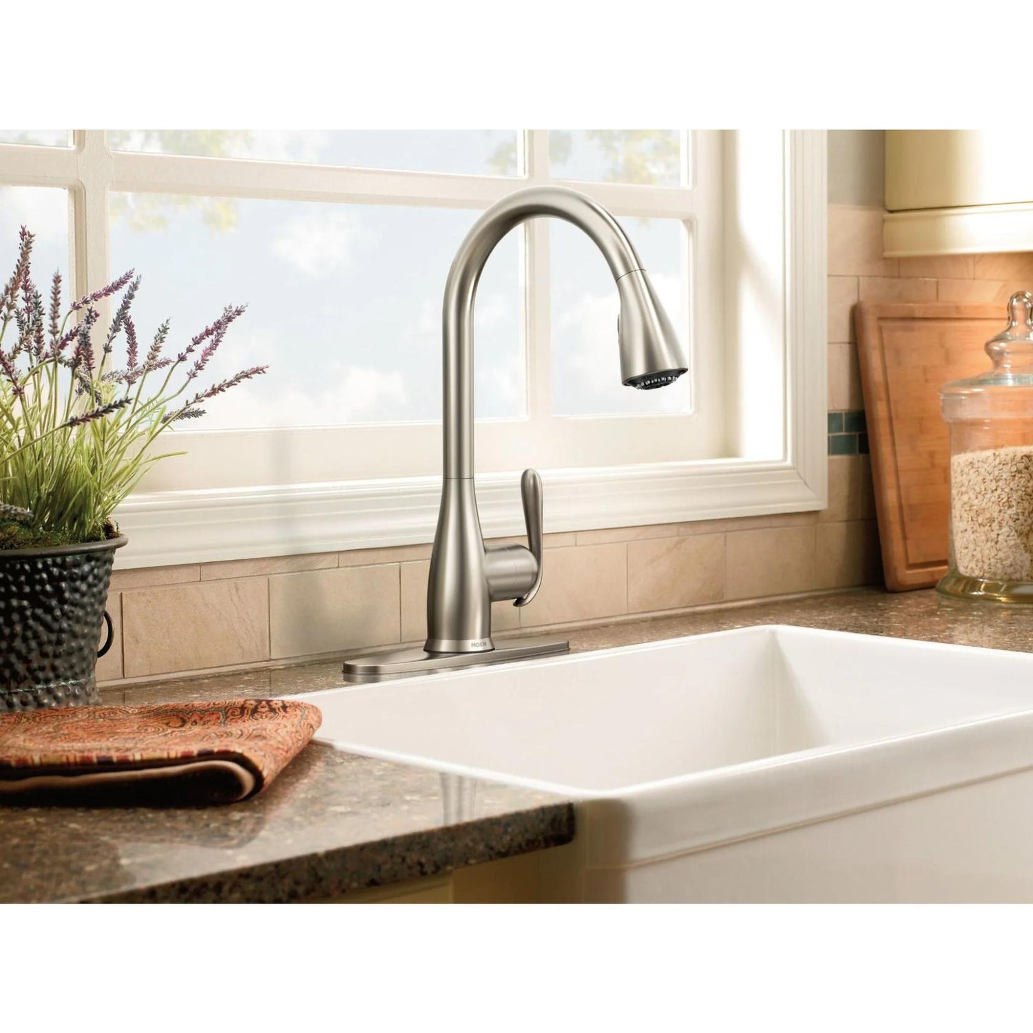 MOEN Haysfield 87879SRS Single Handle Deck-mount Pull-down Kitchen Faucet with Sprayer in Spot Resist Stainless