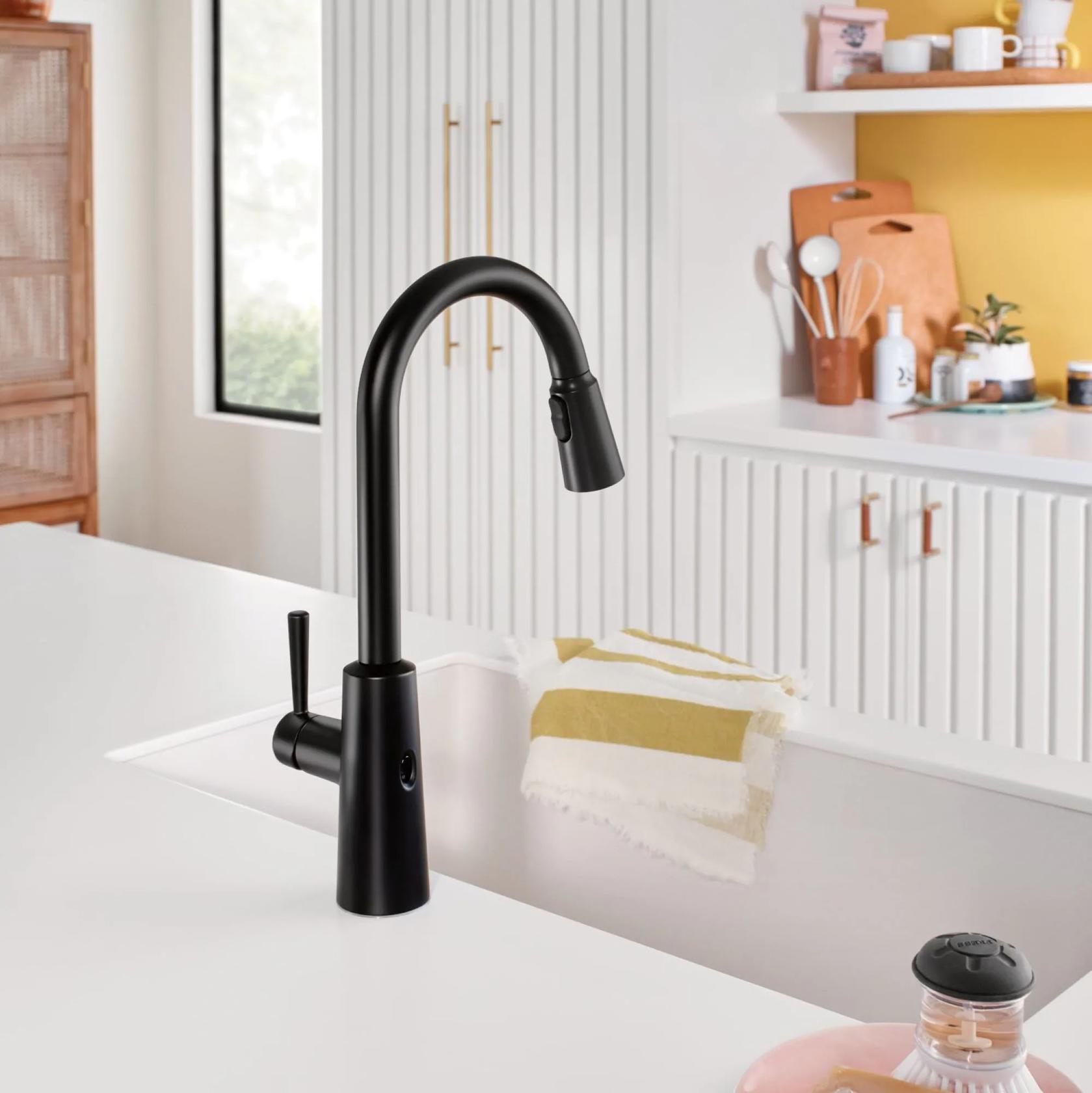 MOEN Riley 7402EWBL Touchless Single Handle Pull-Down Sprayer Kitchen Faucet in Matte Black