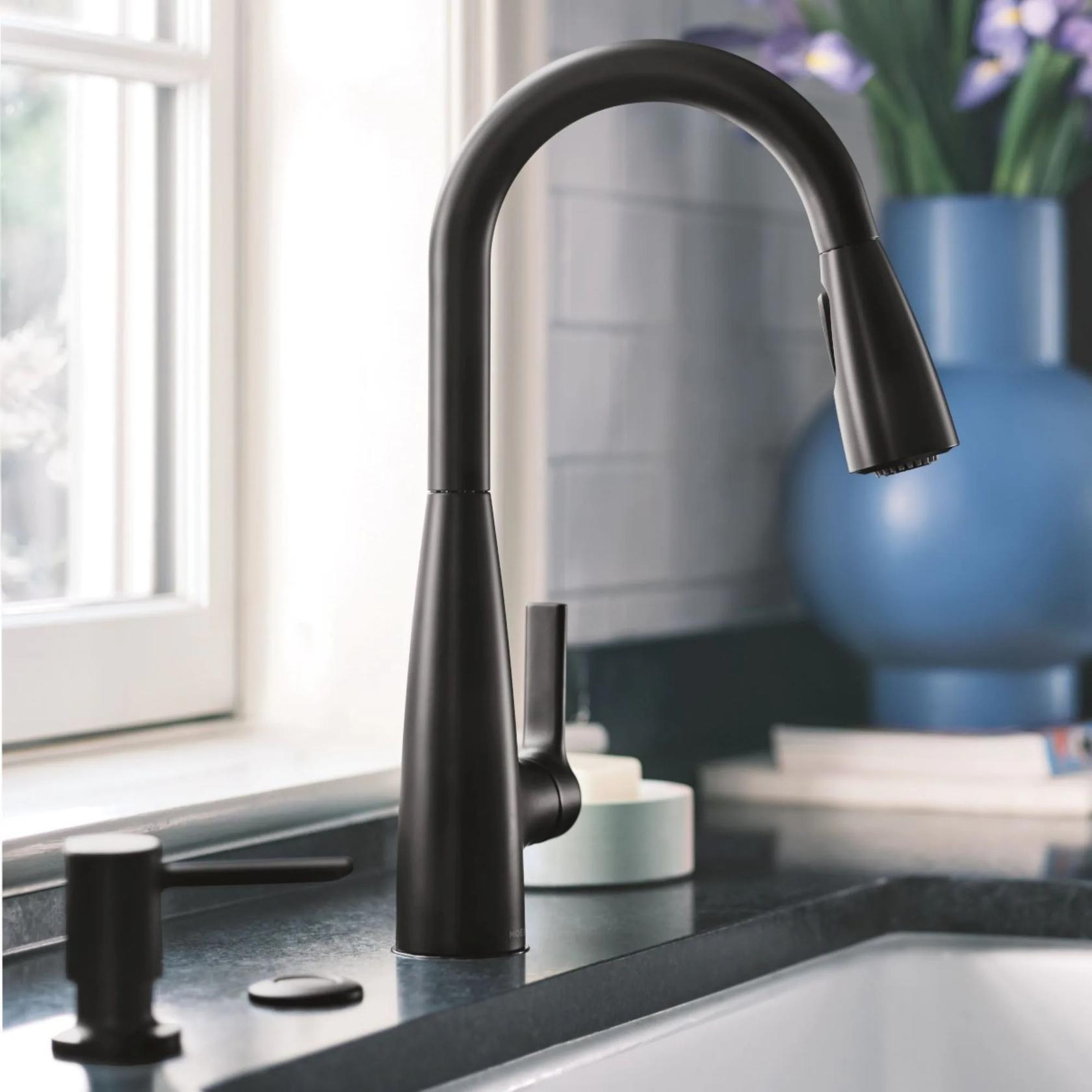 MOEN Haelyn 87627BL Single-Handle Pull-Down Sprayer Kitchen Faucet with 360 Degree Spout Swivel in Matte Black