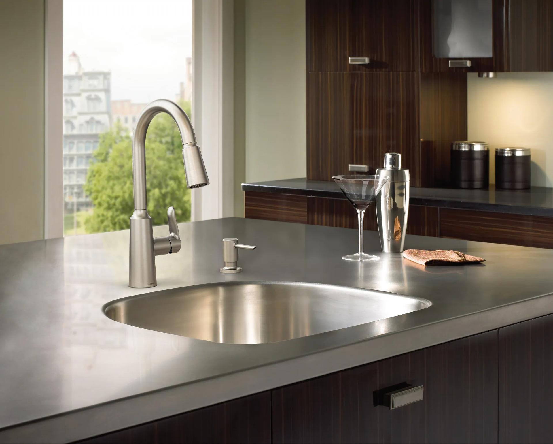 MOEN Edwyn 87028SRS Single Handle Deck-mount Pull-down Kitchen Faucet with Sprayer in Spot Resist Stainless