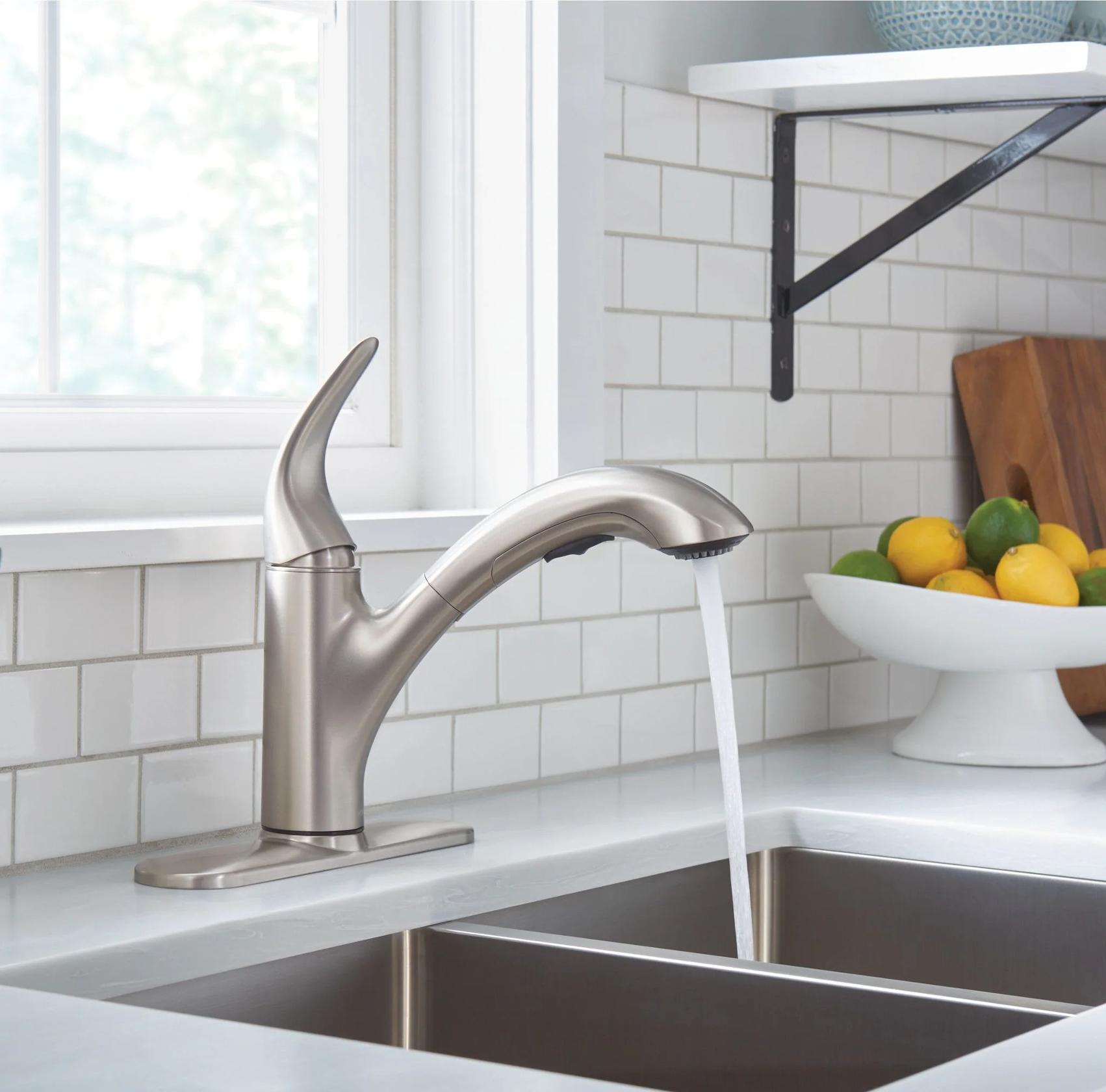MOEN Medina 87039SRS Single-Handle Pull Out Kitchen Faucet in Spot Resist Stainless