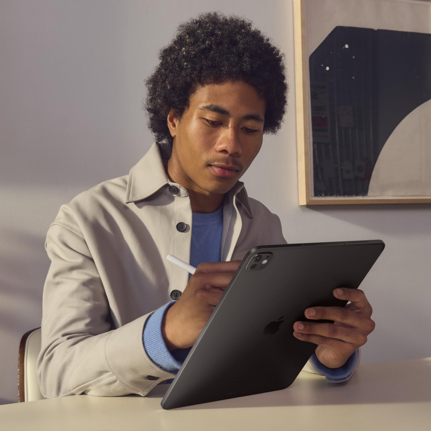 Apple Pencil Pro: Latest Model, Pixel-Perfect Precision, Tilt and Pressure Sensitivity, Perfect for Note-Taking, Drawing, and Art. Charges and Pairs Magnetically
