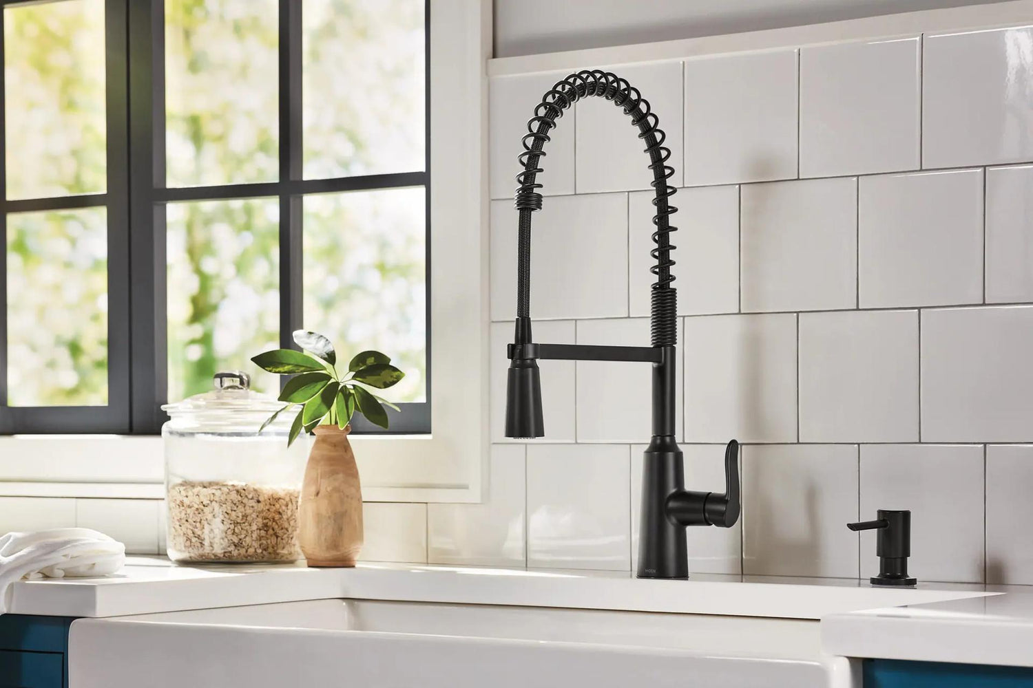 MOEN Edwyn 87807BL Single Handle Deck-mount Pull-down Kitchen Faucet in Matte Black (Soap Dispenser Included)