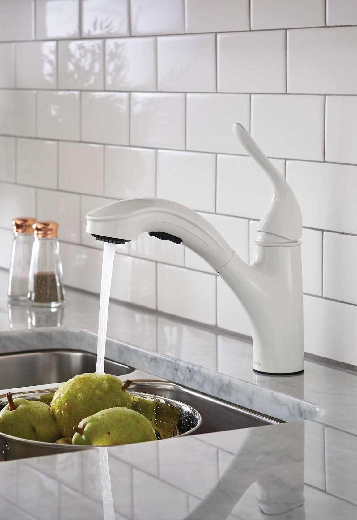 MOEN Brecklyn 87557W Single-Handle Pull-Out Sprayer Kitchen Faucet with Power Clean in White