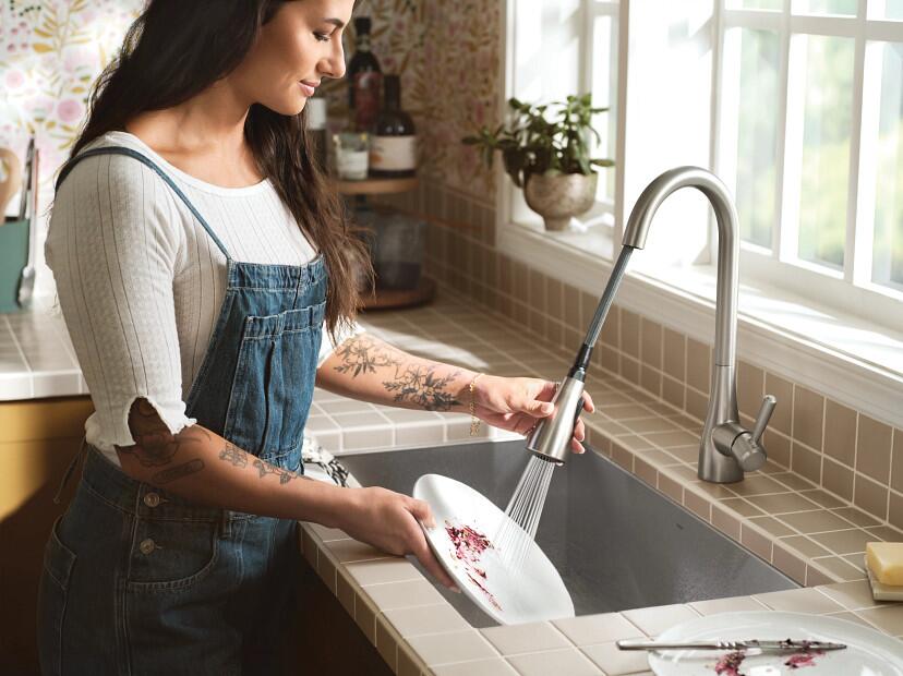 MOEN Doherty 87260SRS Single Handle Pull-Down Kitchen Faucet with Reflex in Spot Resist Stainless