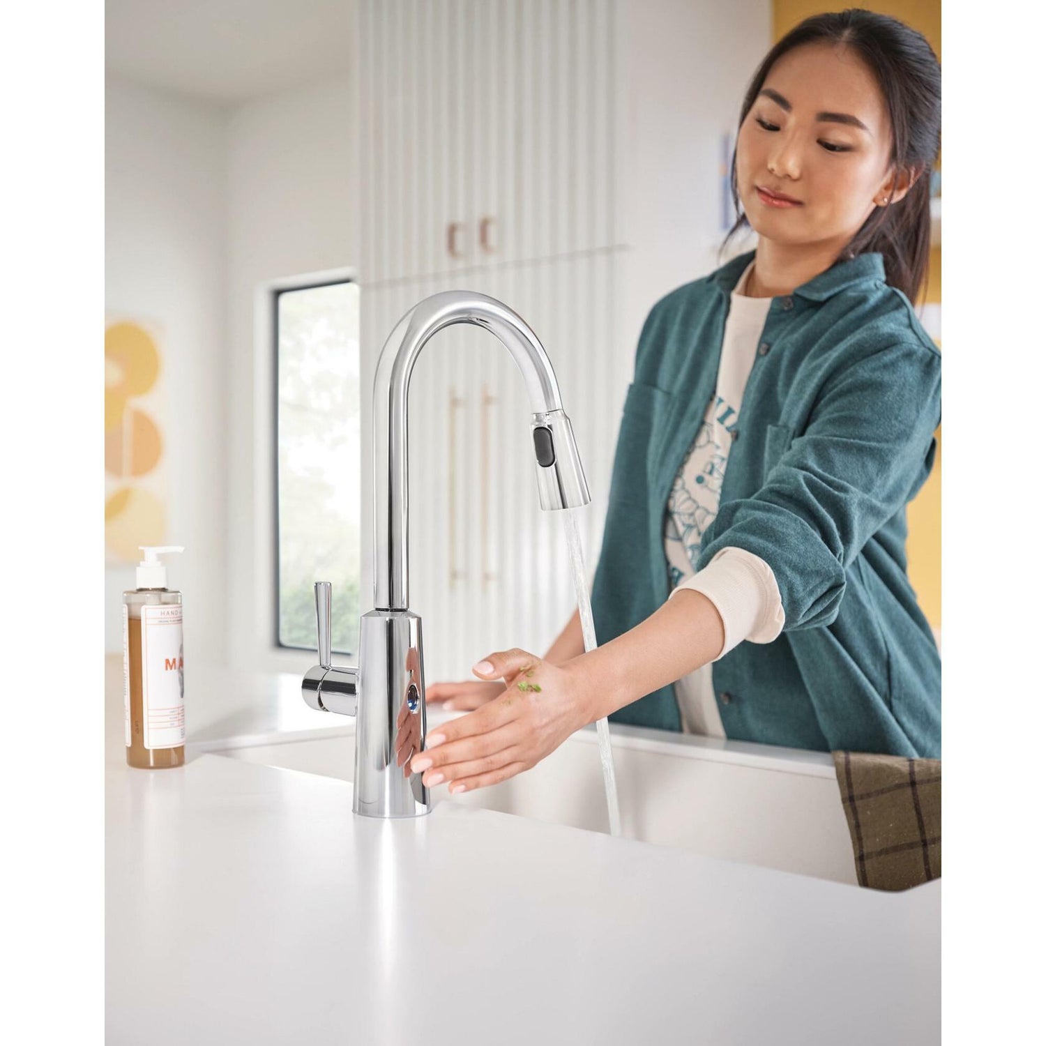 MOEN Riley 7402EW Touchless Single Handle Pull-Down Sprayer Kitchen Faucet in Chrome