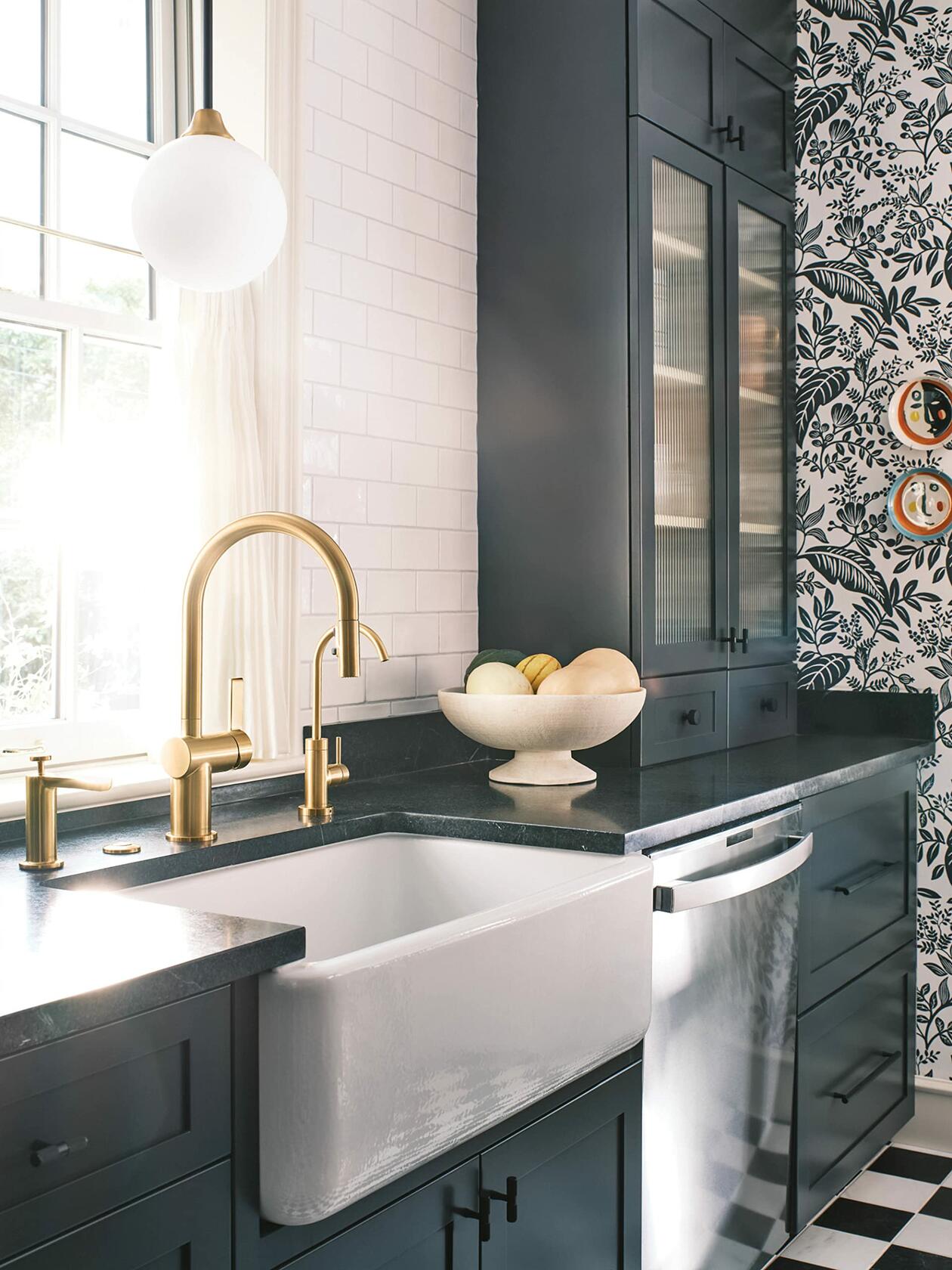 MOEN Cia 7622BG Single-Handle Pull-Down Sprayer Kitchen Faucet with Power Boost in Brushed Gold